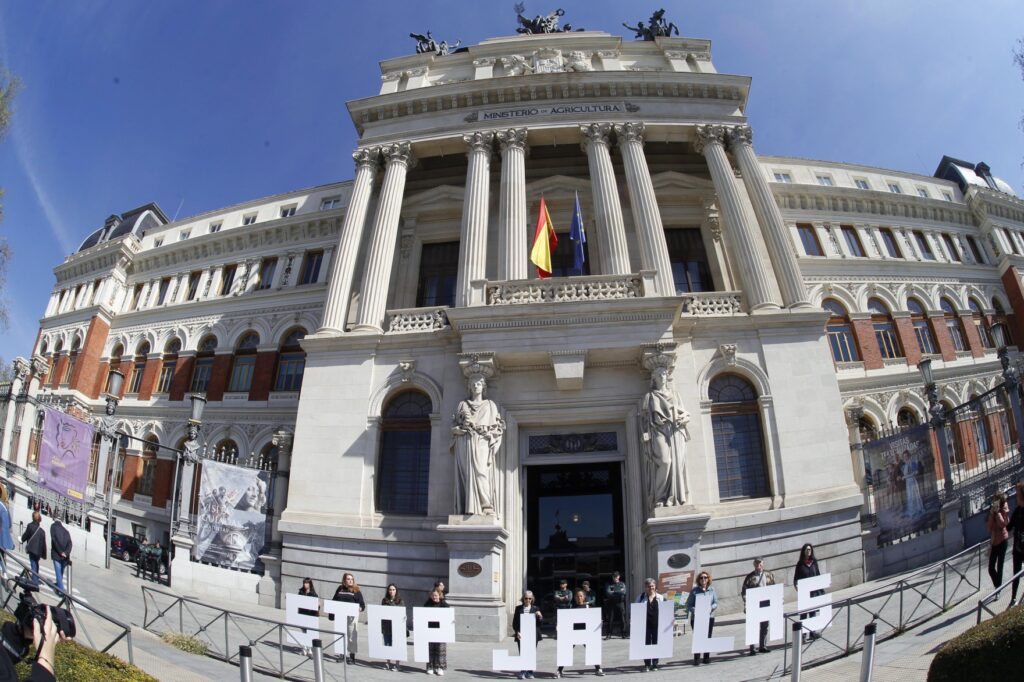 I volontari di Animal Equality davanti al Ministero dell’Agricoltura di Madrid