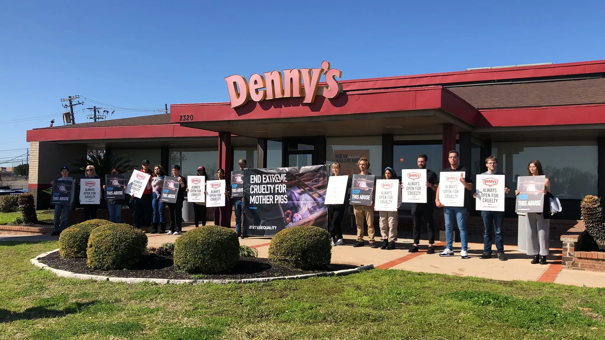 Animal Equality e altri attivisti protestano davanti a un ristorante Denny's ad Austin, Texas