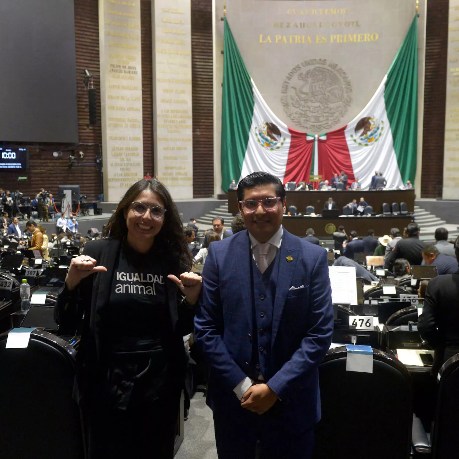 jean Ortega, Coordinatrice legislativa di Animal Equality in Messico, e Dulce Ramírez, Direttrice esecutiva di Animal Equality in Messico, davanti al Congresso che annuncia l’approvazione della legge