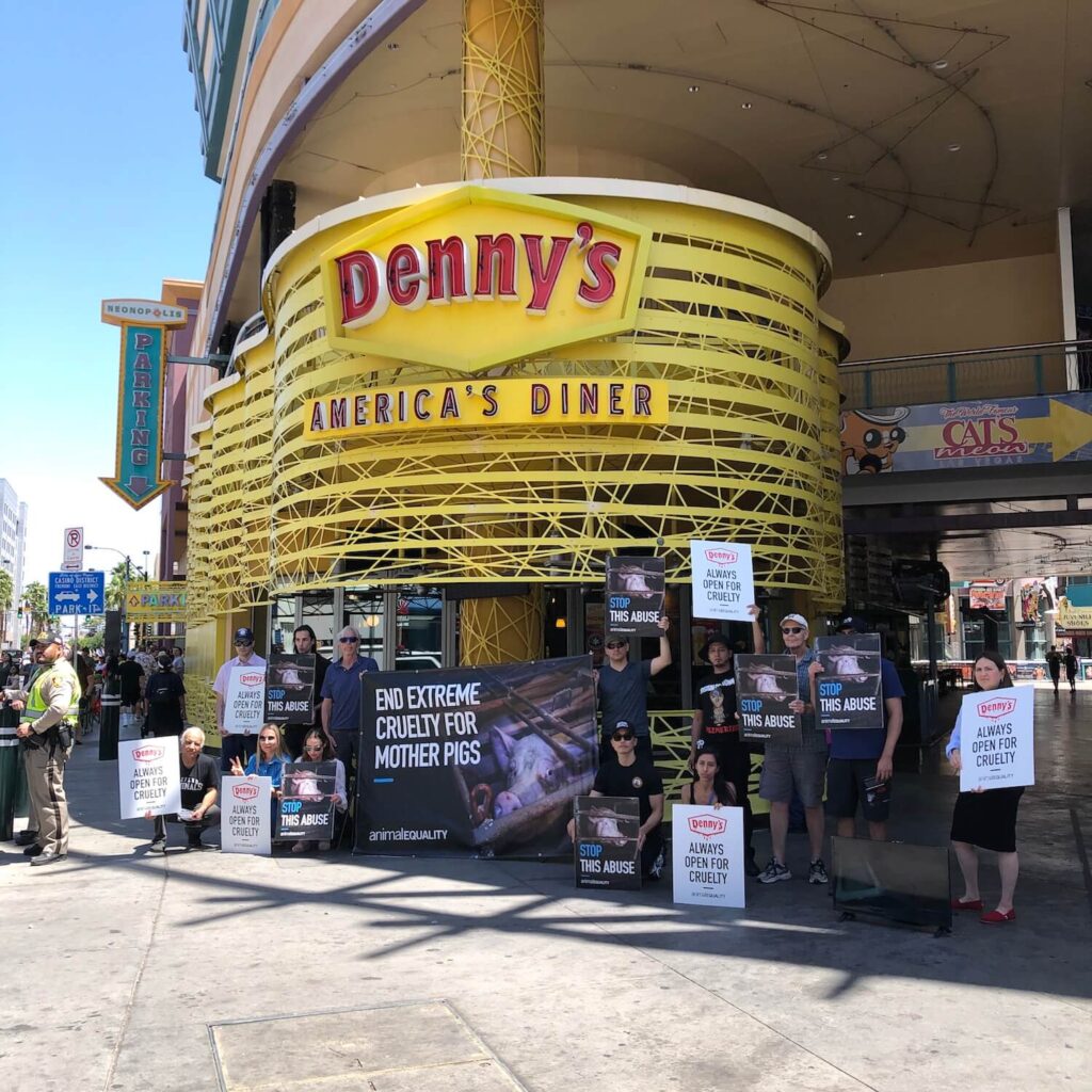 Protesta di fronte a ristorante Denny's