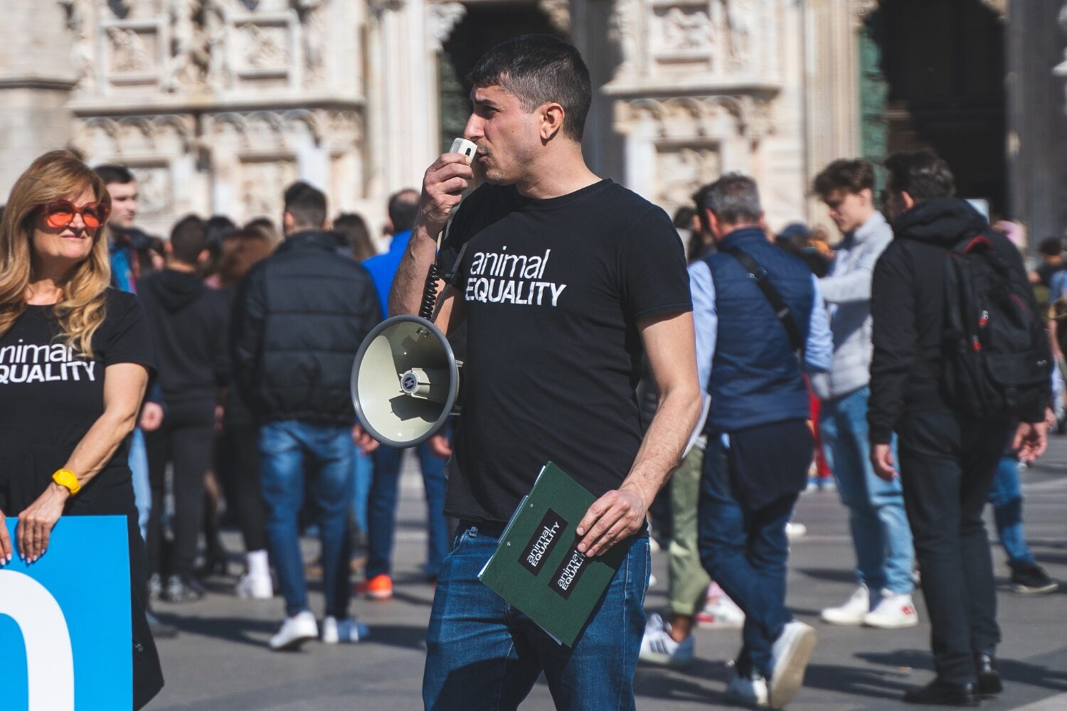 Matteo megafono per io sento la voce degli animali in Piazza Duomo a Milano donazione raddoppiata