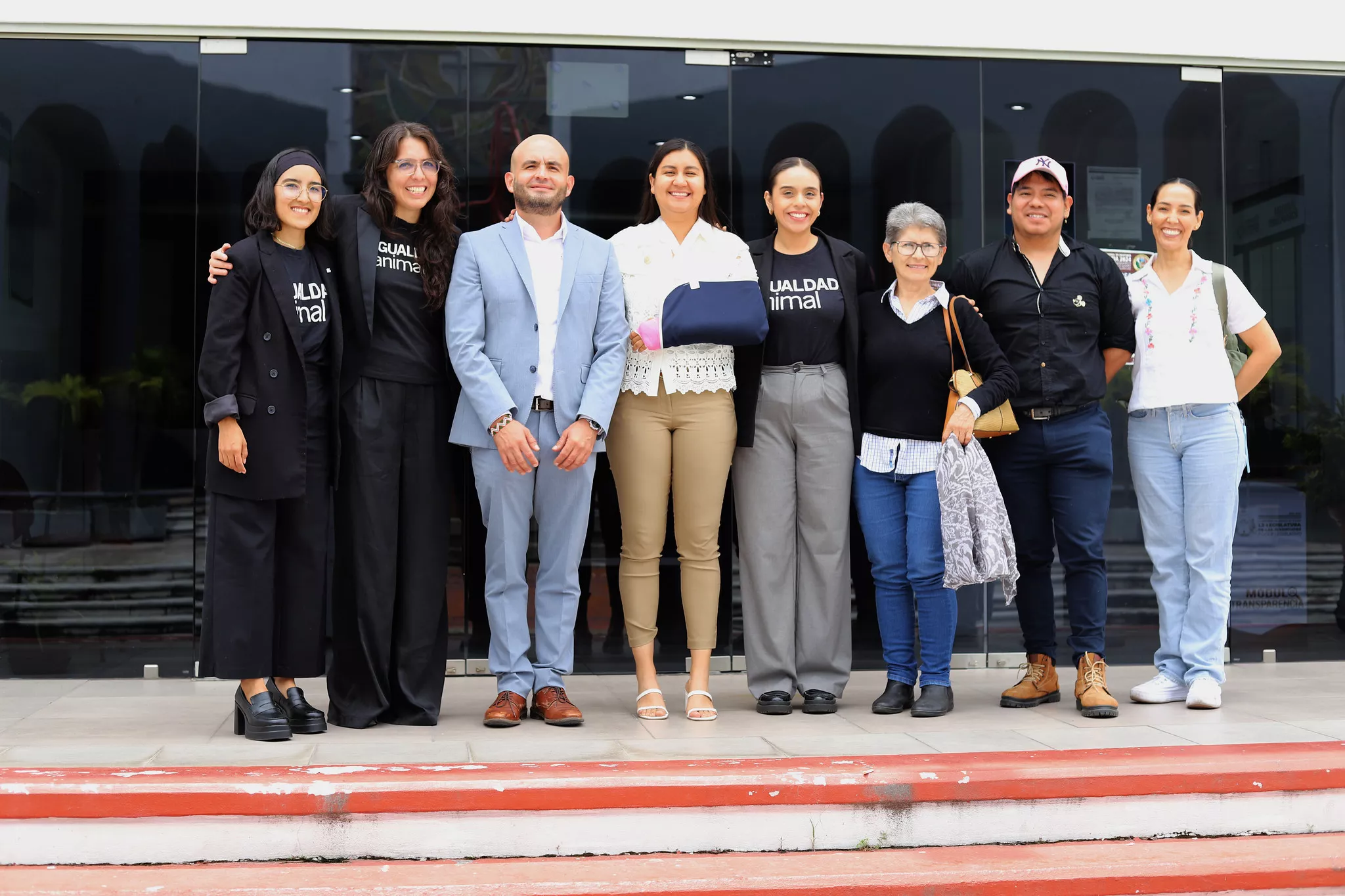 Il team di Animal Equality con i deputati che hanno promosso la nostra proposta di legge a Colima, in Messico