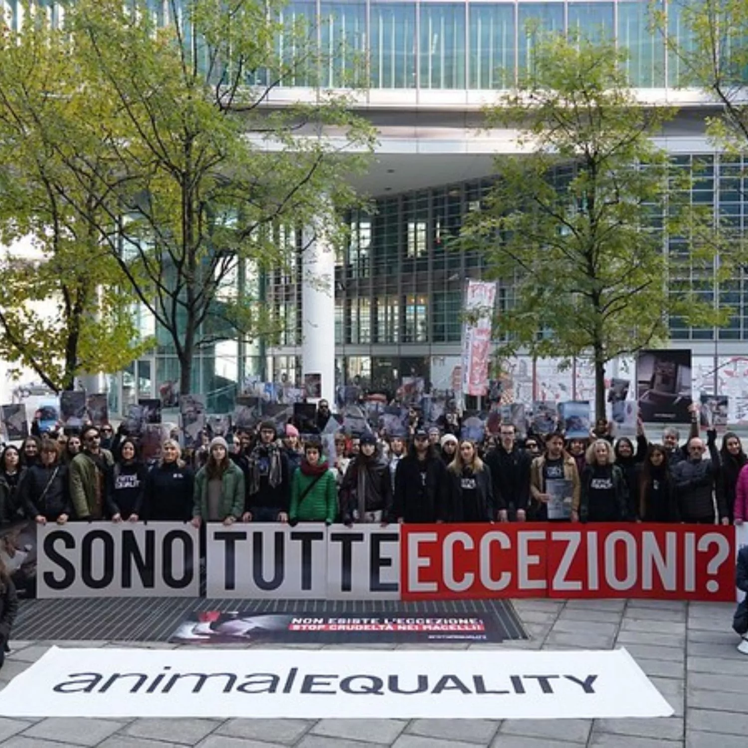 100 attivisti al Palazzo della Regione Lombardia: le nostre proteste contro le crudeltà nei macelli