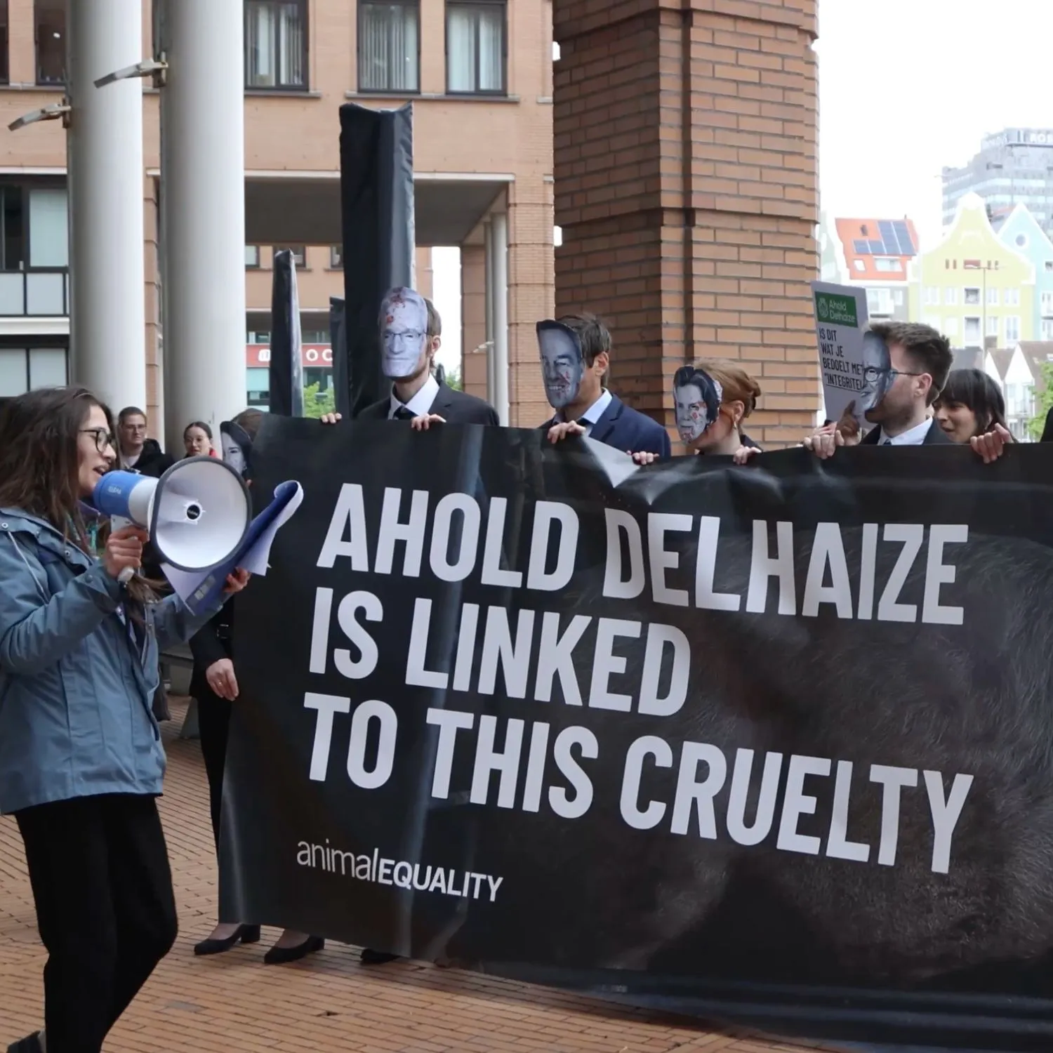 Animal Equality intensifica le proteste rivolte ad Ahold Delhaize: nuove azioni ad Amsterdam e Zaandam