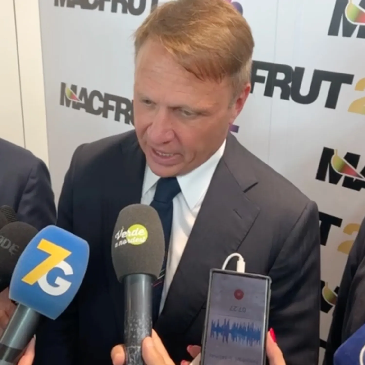 Pulcini maschi, Lollobrigida incalzato risponde: “Ci sto lavorando” 