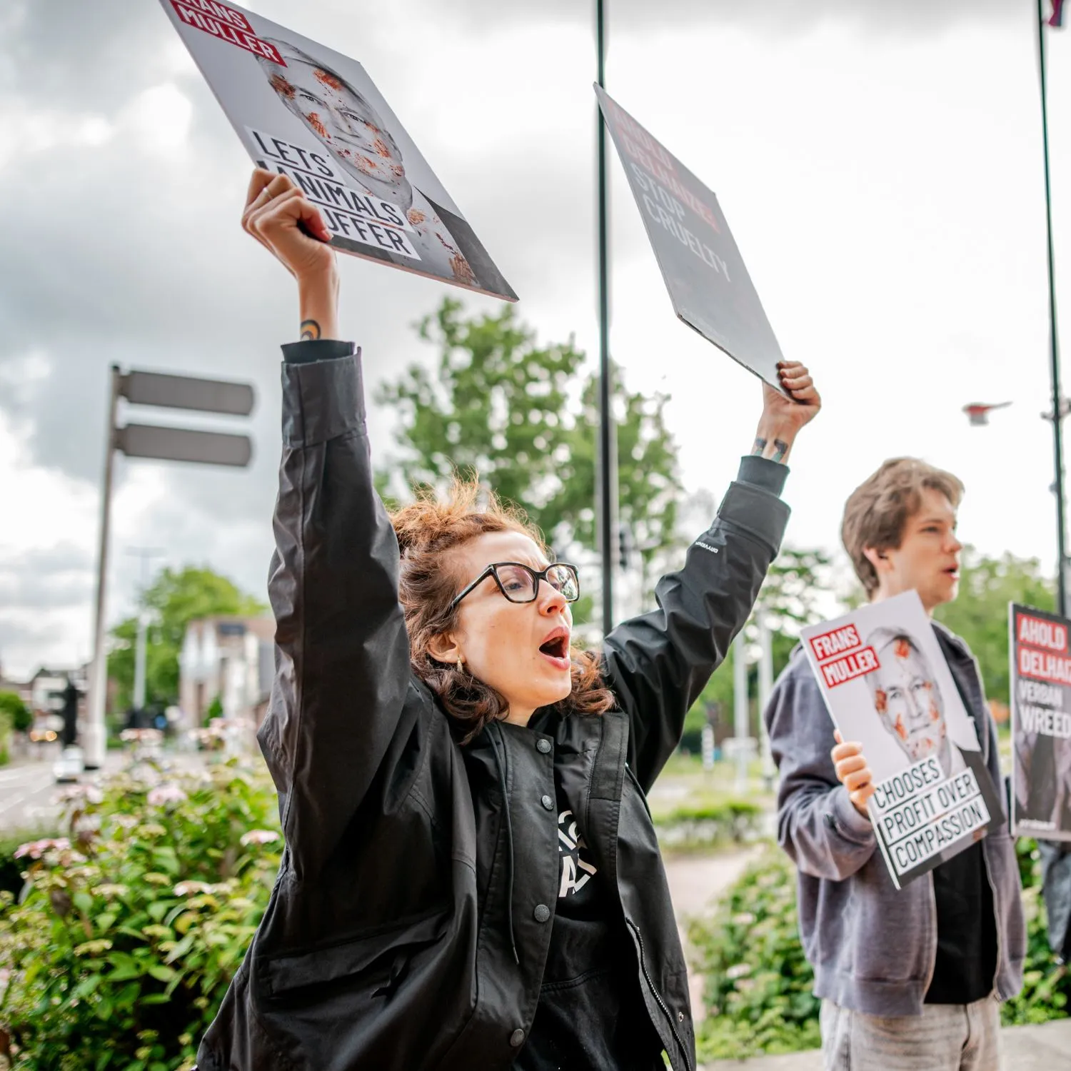 Stop alle gabbie: attivisti da tutta Europa chiedono ad Ahold Delhaize di fare la cosa giusta