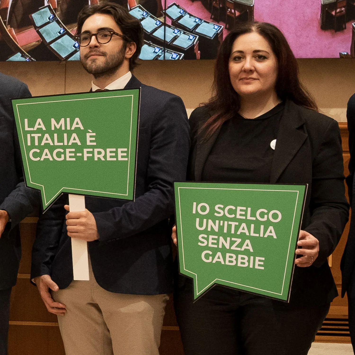Abbandonare le gabbie è possibile: anche i senatori si impegnano per gli animali