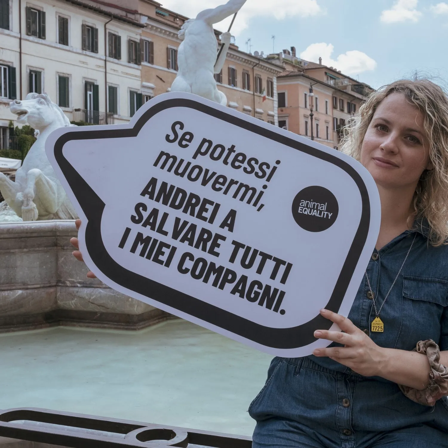 A Roma e Milano le statue equestri denunciano la macellazione dei cavalli