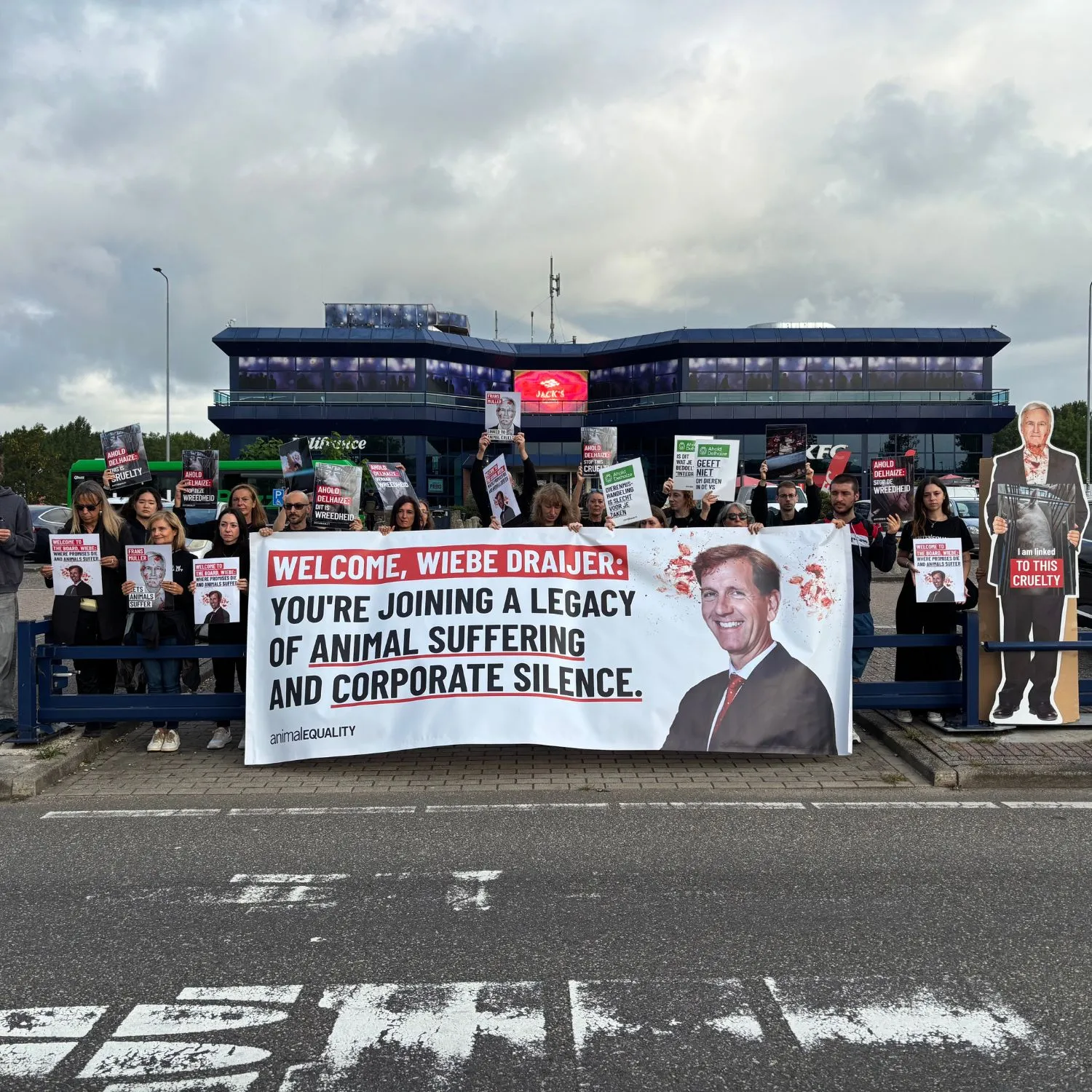 Ahold Delhaize: la nostra protesta ad Amsterdam contro l’ipocrisia delle gabbie