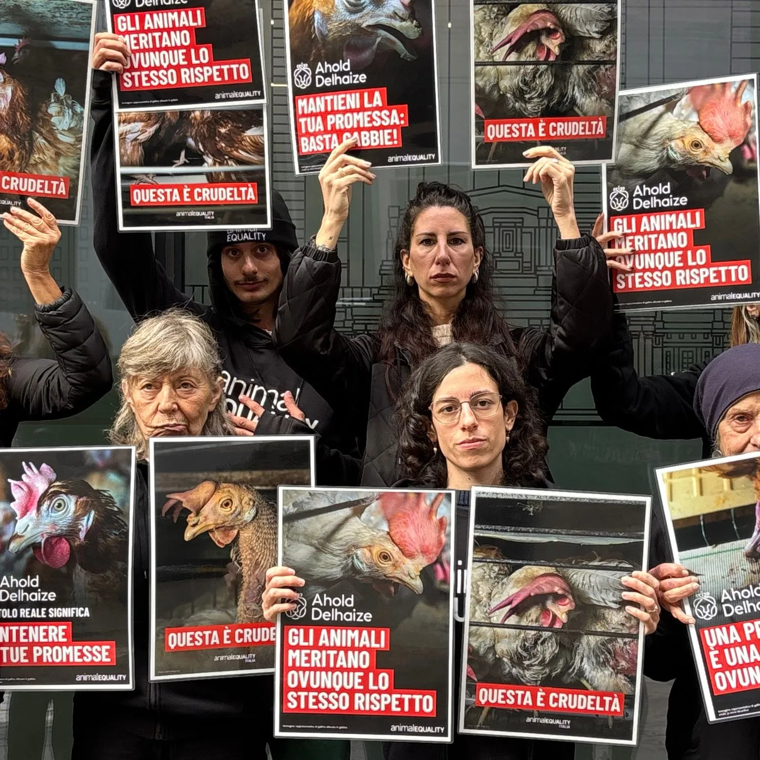 Manifestanti in protesta davanti alle ambasciate olandesi di 6 paesi per denunciare la crudeltà “reale” di Ahold Delhaize 2 Manifestanti in protesta davanti alle ambasciate olandesi di 6 paesi per denunciare la crudeltà “reale” di Ahold Delhaize