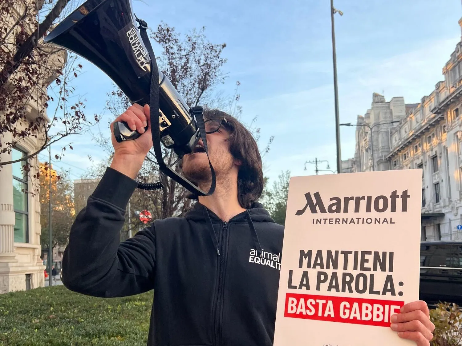 Ci hanno aggrediti mentre protestavamo davanti all’Hotel Marriott di Milano 5