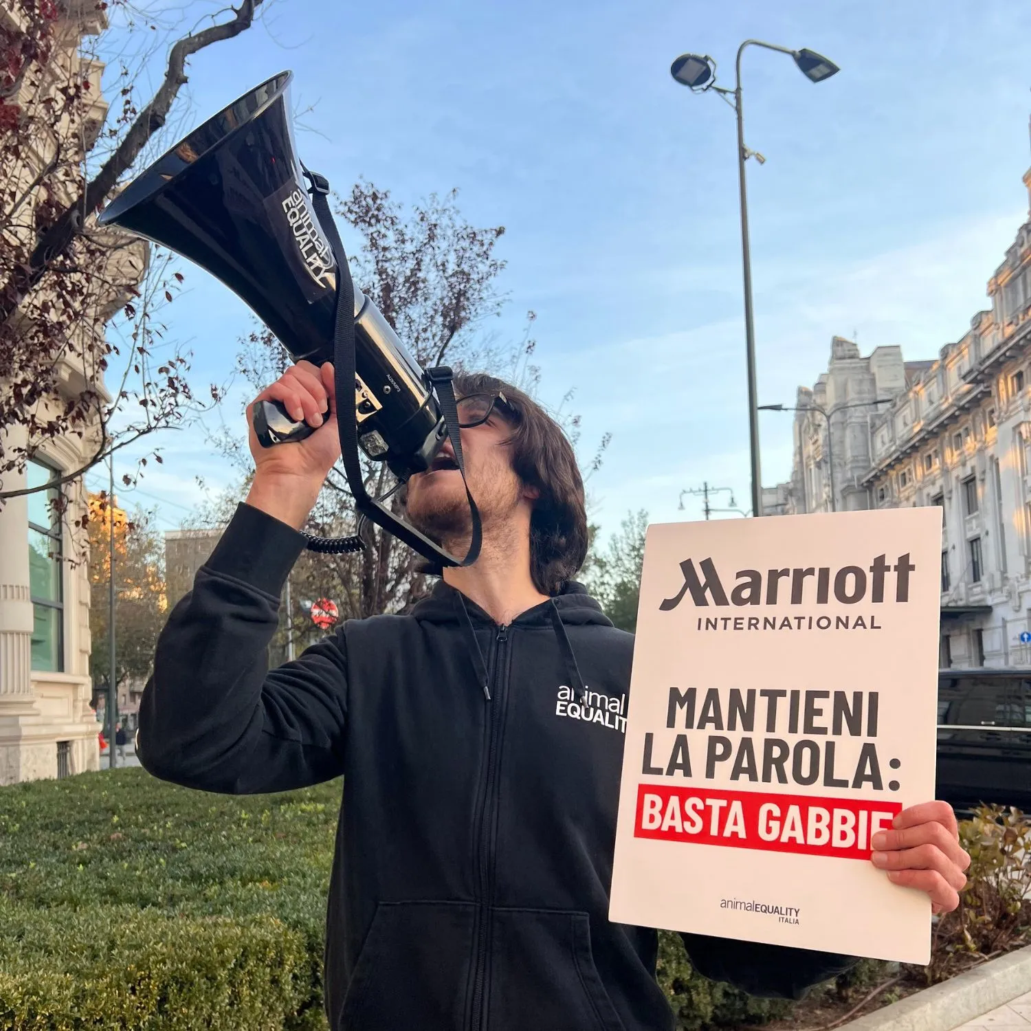 Ci hanno aggrediti mentre protestavamo davanti all’Hotel Marriott di Milano 4 Ci hanno aggrediti mentre protestavamo davanti all’Hotel Marriott di Milano