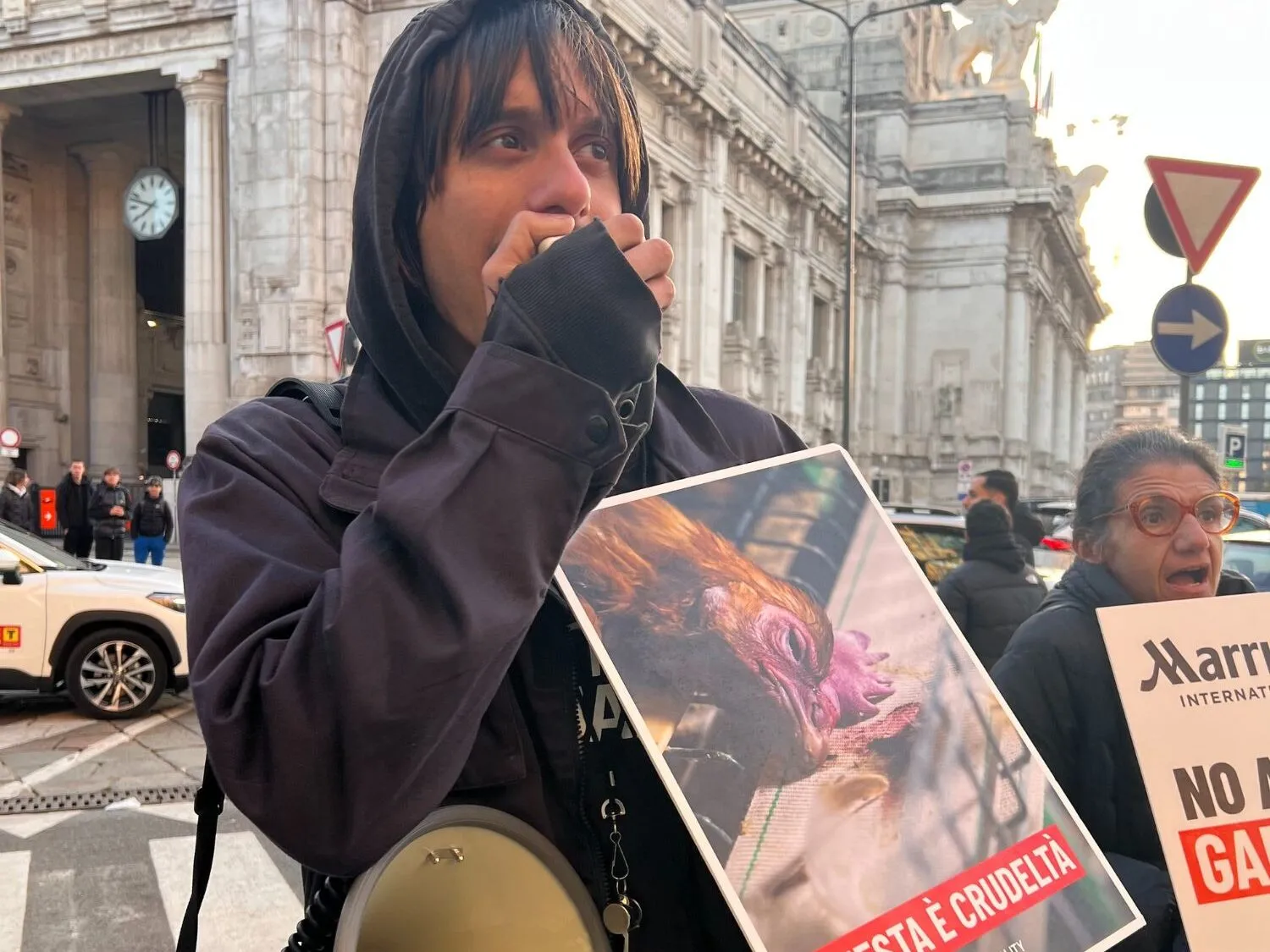 Ci hanno aggrediti mentre protestavamo davanti all’Hotel Marriott di Milano 7