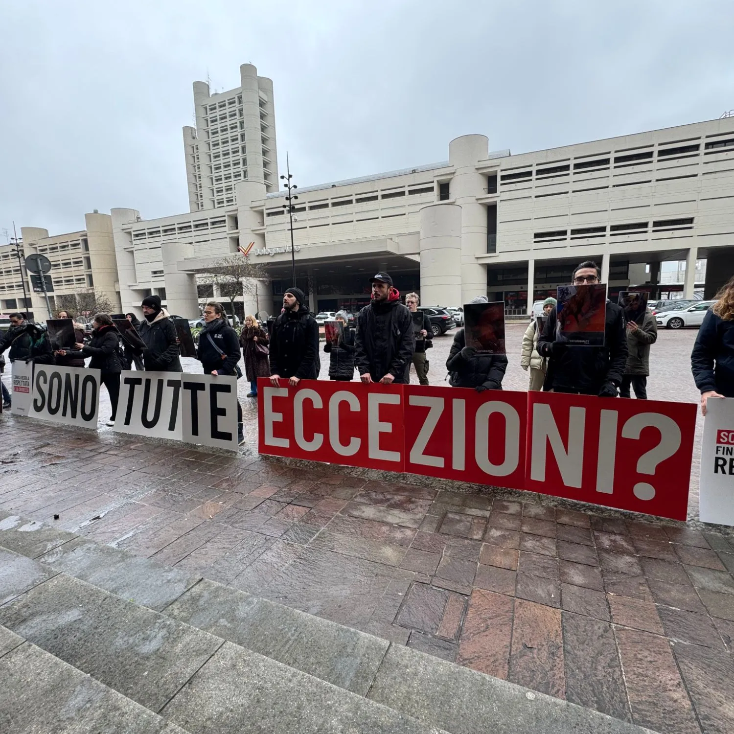 Inchiesta macello, attivisti e politici chiedono di salvare i cavalli: nuova protesta davanti alla Regione Emilia Romagna 4 Inchiesta macello, attivisti e politici chiedono di salvare i cavalli: nuova protesta davanti alla Regione Emilia Romagna