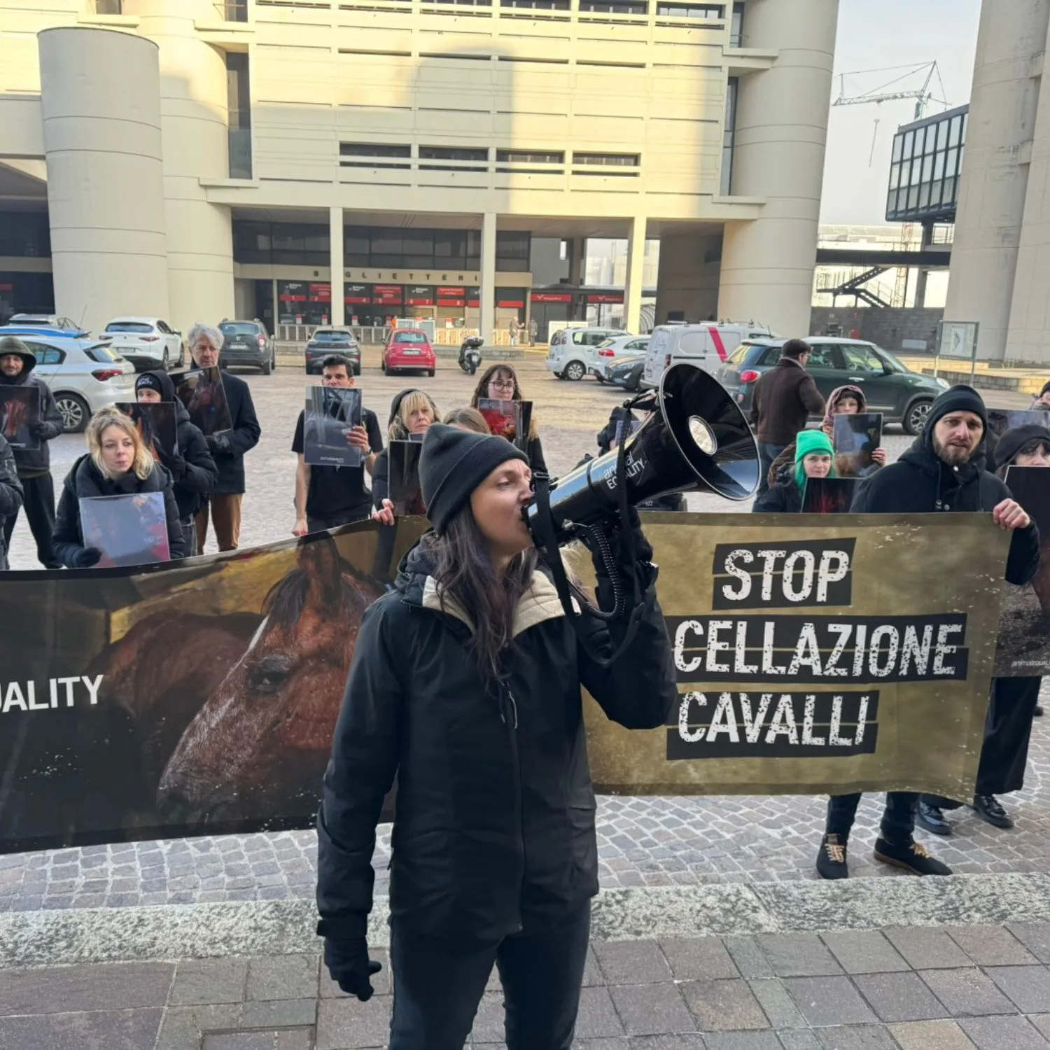 Bologna, presidio di Animal Equality davanti alla sede della Regione Emilia Romagna per i mancati controlli in un macello equino locale 1 Bologna, presidio di Animal Equality davanti alla sede della Regione Emilia Romagna per i mancati controlli in un macello equino locale