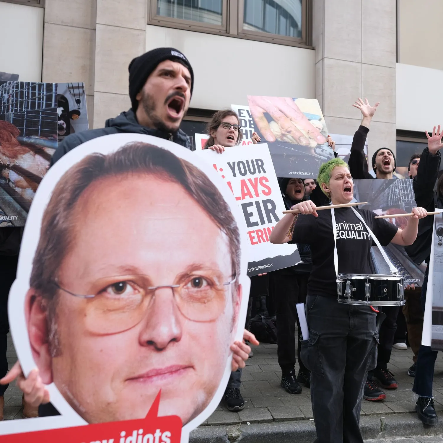 100 attivisti davanti alla porta di Olivér Várhelyi, Commissario UE per la Salute e il Benessere Animale