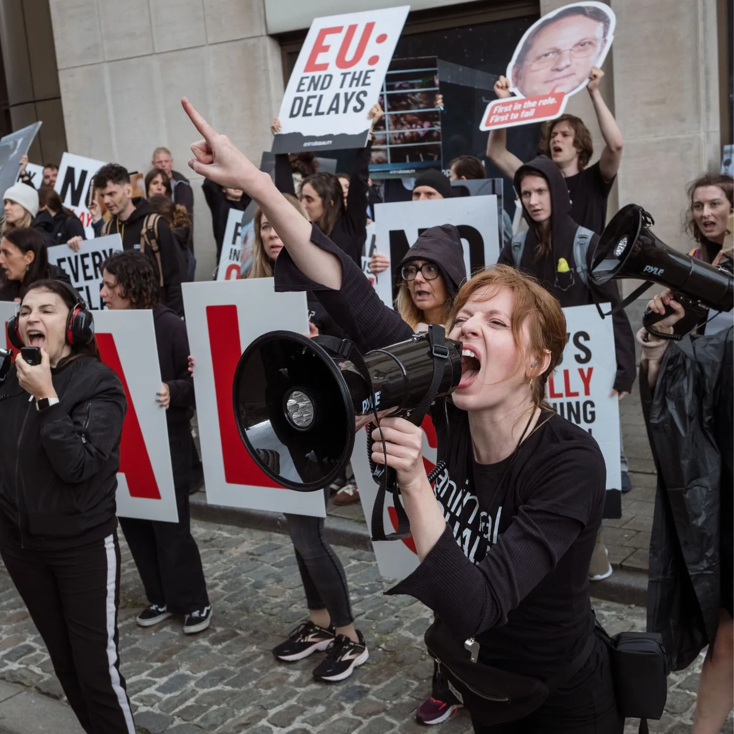 Diretta da Bruxelles: “Zero tradimenti”, gli attivisti protestano alla DG SANTE per le promesse non mantenute dal commissario Várhely 1 Diretta da Bruxelles: “Zero tradimenti”, gli attivisti protestano alla DG SANTE per le promesse non mantenute dal commissario Várhely
