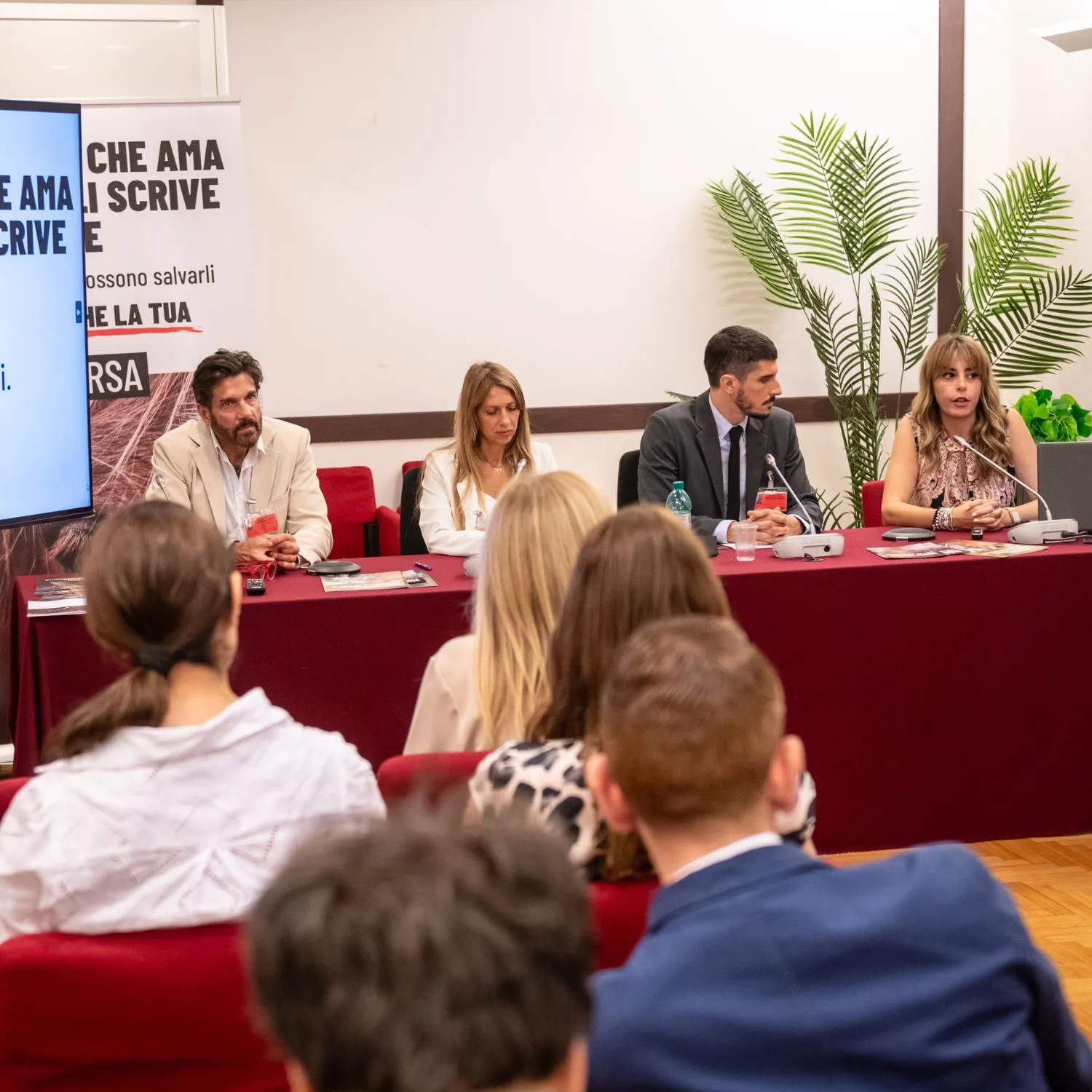 Presentata alla Camera la proposta di legge di iniziativa popolare per fermare la macellazione degli equidi in Italia