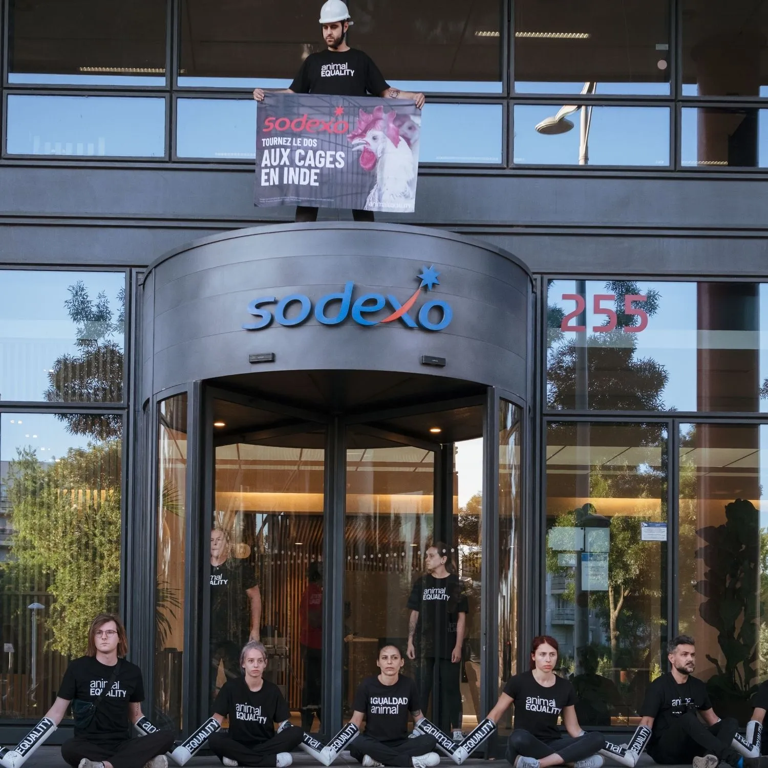 Alta tensione a Parigi: gli attivisti di Animal Equality si incatenano al quartier generale di Sodexo