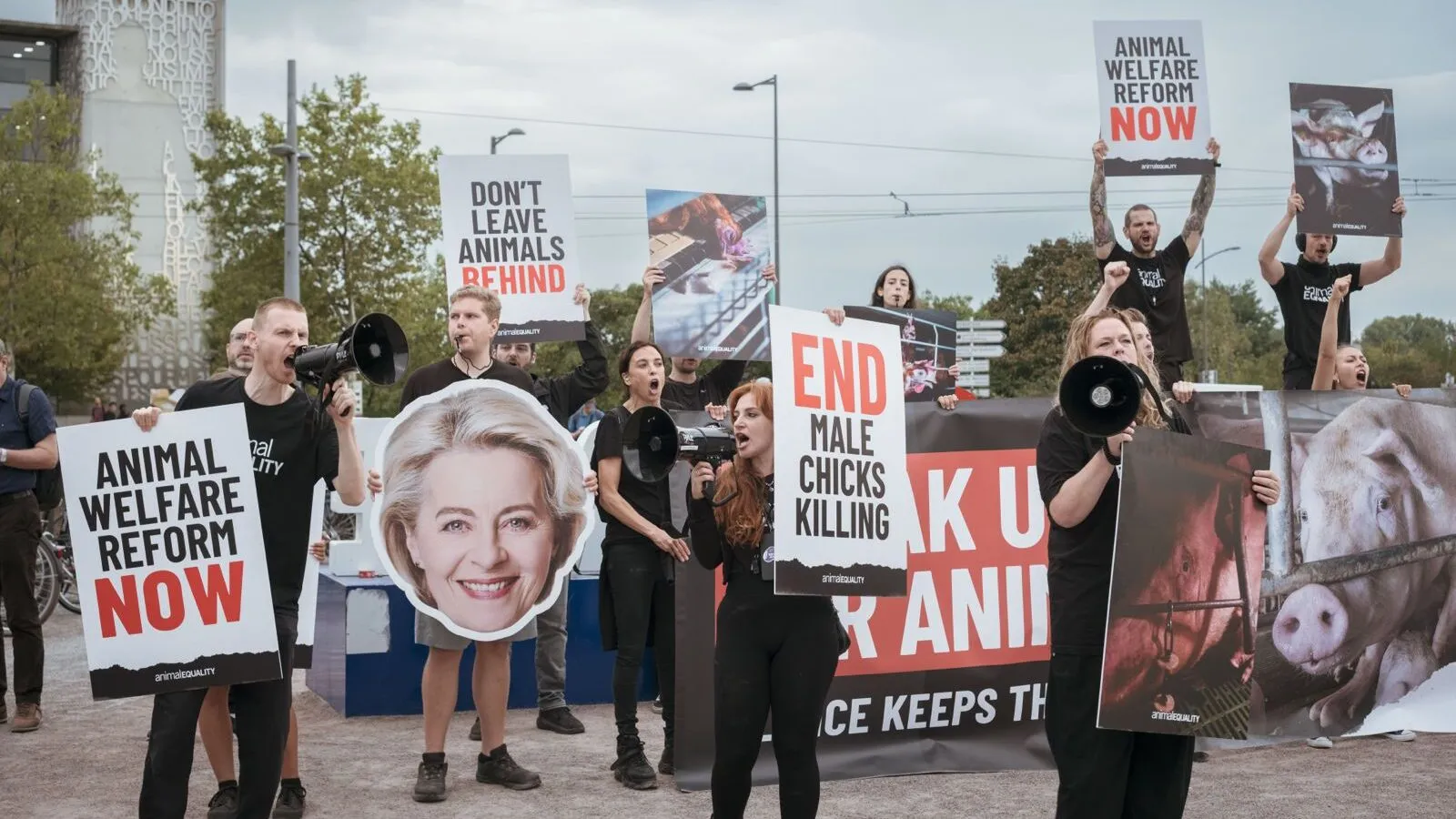 Von der Leyen ha scelto di ignorare gli animali e le persone fuori dal Parlamento che parlavano per loro 2