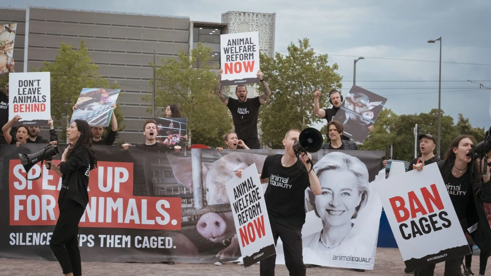Von der Leyen ha scelto di ignorare gli animali e le persone fuori dal Parlamento che parlavano per loro 3